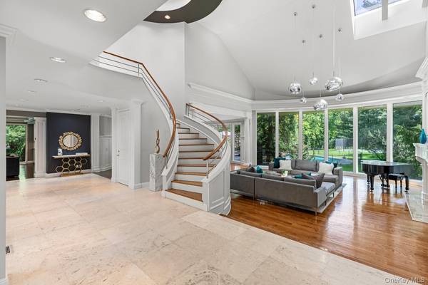 5 Coachmans CT, Old Westbury, NY 11568