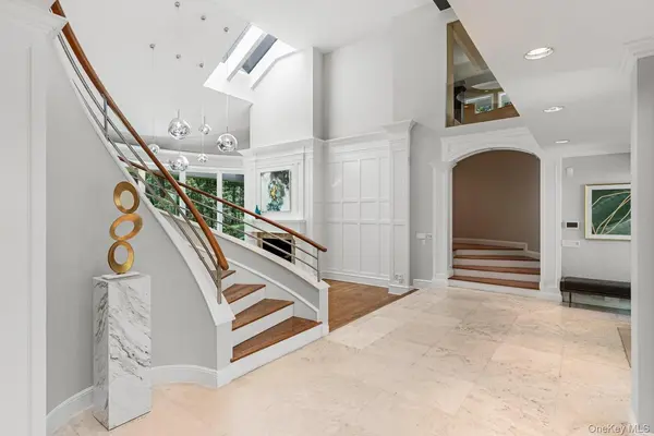 5 Coachmans CT, Old Westbury, NY 11568