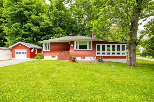 3 Mountain RD, Wappingers Falls, NY 12590
