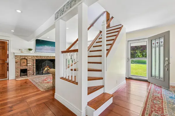 38 Conscience CIR, East Setauket, NY 11733