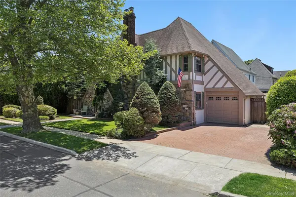 58 Park LN, Rockville Centre, NY 11570