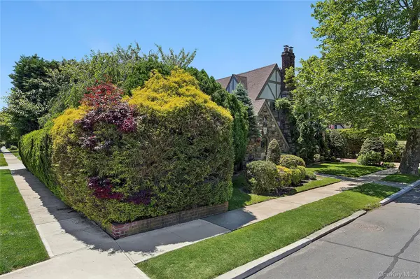 58 Park LN, Rockville Centre, NY 11570