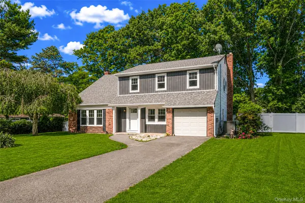 4 Summercress LN, Coram, NY 11727