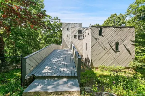 8 Cliff CT, Carmel, NY 10512