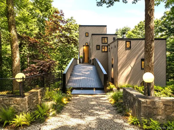 8 Cliff CT, Carmel, NY 10512