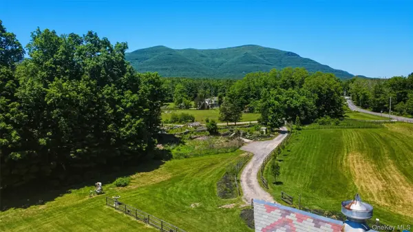 5 Downer LN, Woodstock, NY 12498