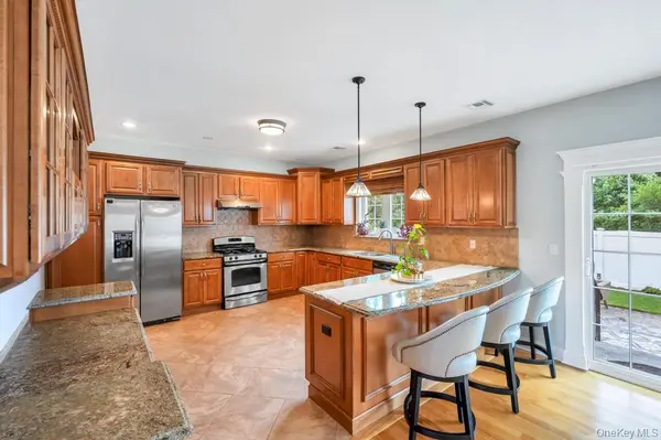 14 Kent RD, Valley Stream, NY 11580