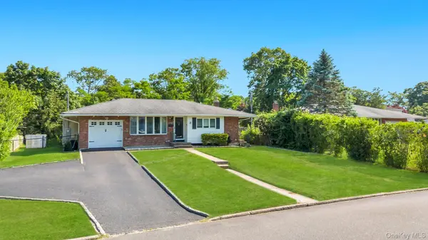 3 Bayberry DR, Saint James, NY 11780