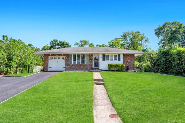 3 Bayberry DR, Saint James, NY 11780