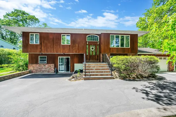 118 Ledgewood DR, Smithtown, NY 11787
