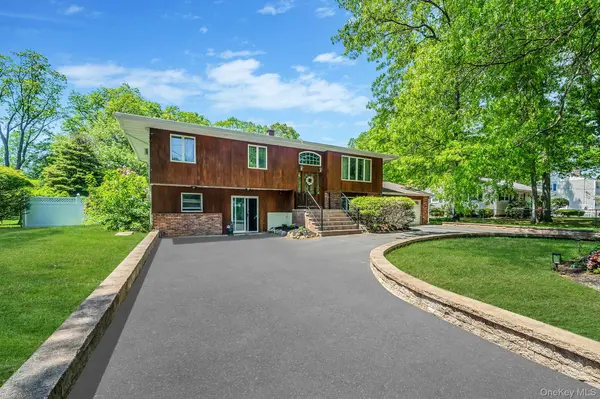 118 Ledgewood DR, Smithtown, NY 11787
