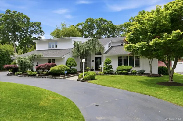 16 Wildwood CT, East Islip, NY 11730