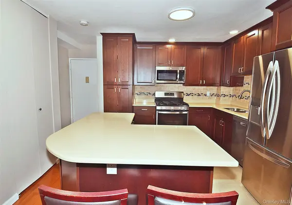 208 -04 Robert RD #189 L, Bayside, NY 11360