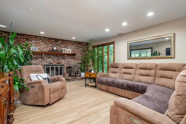 251 Baird CT, Woodbury, NY 11797