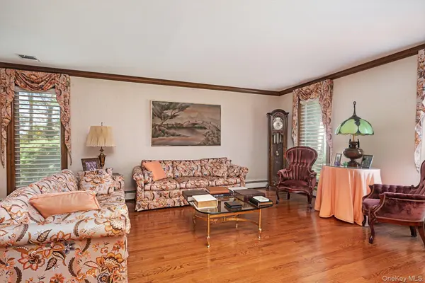 251 Baird CT, Woodbury, NY 11797
