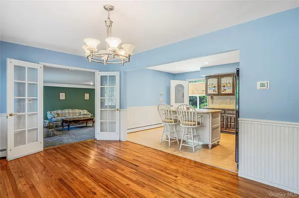 376 S Country RD, East Patchogue, NY 11772