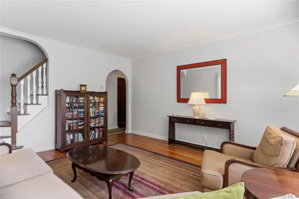 1032 N 6th ST, New Hyde Park, NY 11040