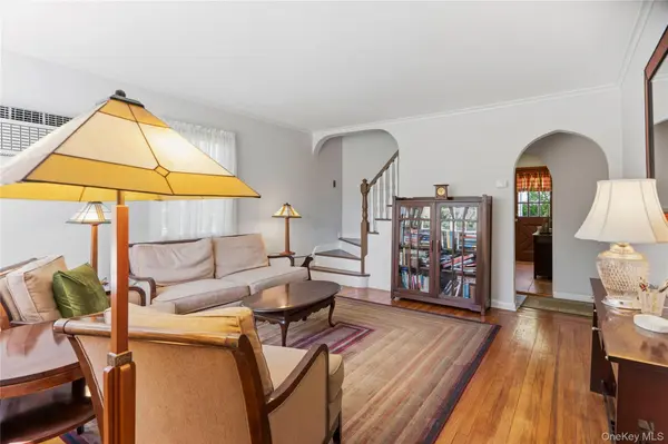 1032 N 6th ST, New Hyde Park, NY 11040