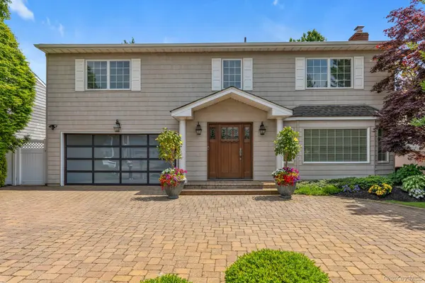 2114 Donna DR, Merrick, NY 11566