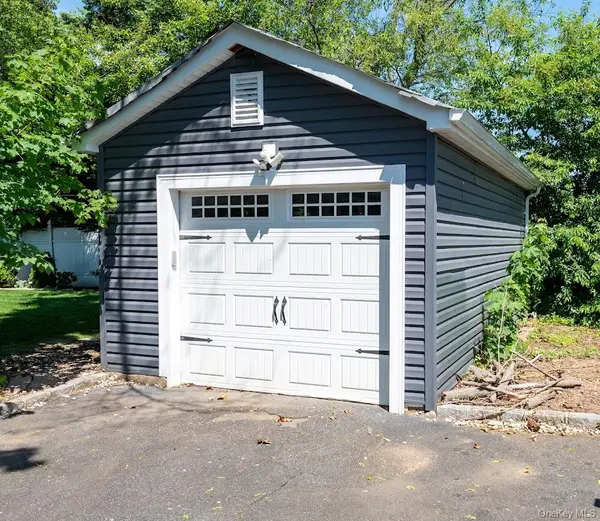 23 Martin RD, Bethpage, NY 11714