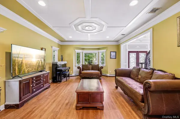 4 Penn CT, East Setauket, NY 11733