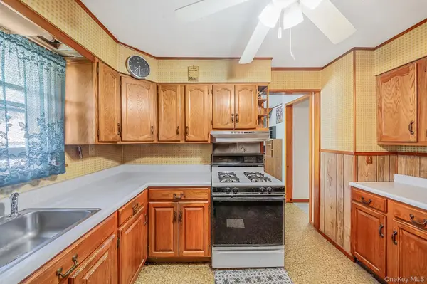 561 Chestnut ST, Lindenhurst, NY 11757