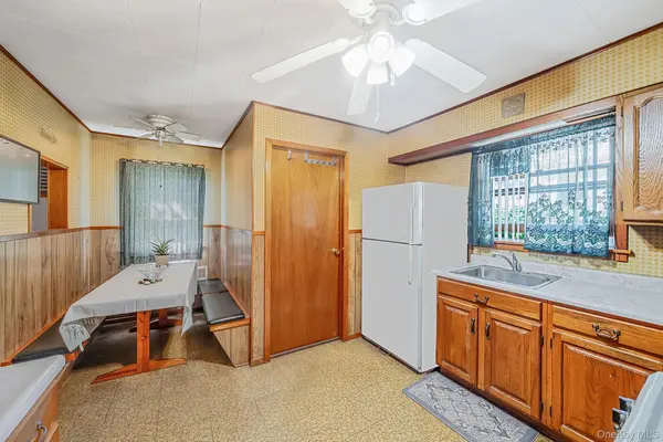 561 Chestnut ST, Lindenhurst, NY 11757