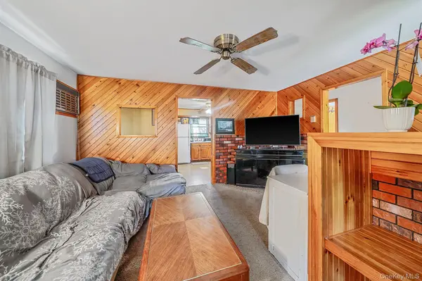 561 Chestnut ST, Lindenhurst, NY 11757