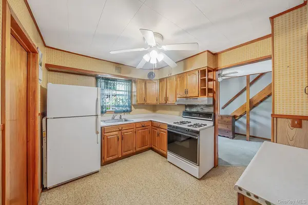 561 Chestnut ST, Lindenhurst, NY 11757