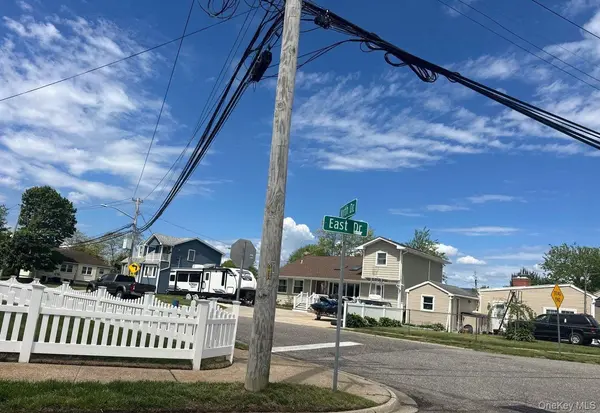 265 East DR, Copiague, NY 11726