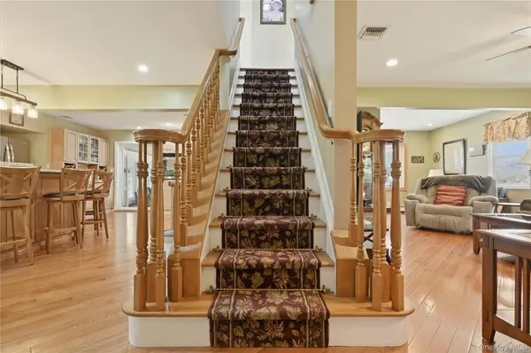 19 Berkshire RD, Bethpage, NY 11714