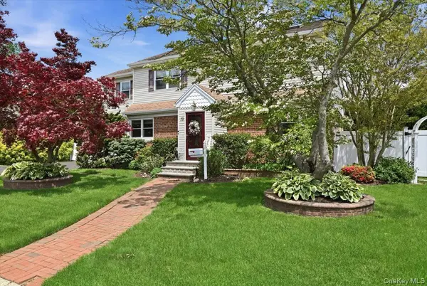 19 Berkshire RD, Bethpage, NY 11714