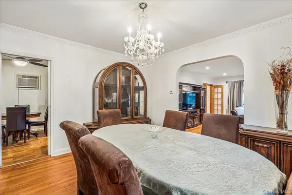 186-15 Grand Central Pkwy, Jamaica Estates, NY 11432