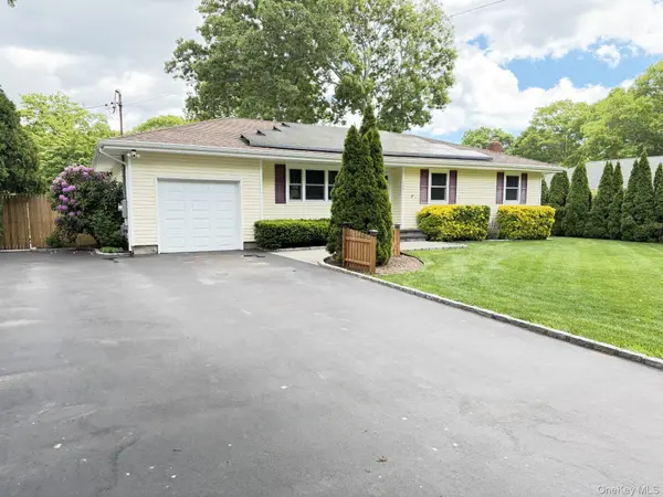 147 Hounslow RD, Shirley, NY 11967
