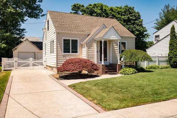 36 Iroquois PL, Farmingdale, NY 11735