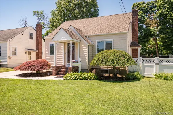 36 Iroquois PL, Farmingdale, NY 11735