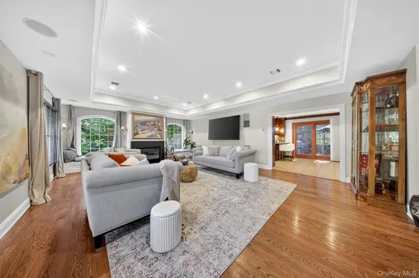 125 Mimosa DR, East Hills, NY 11576