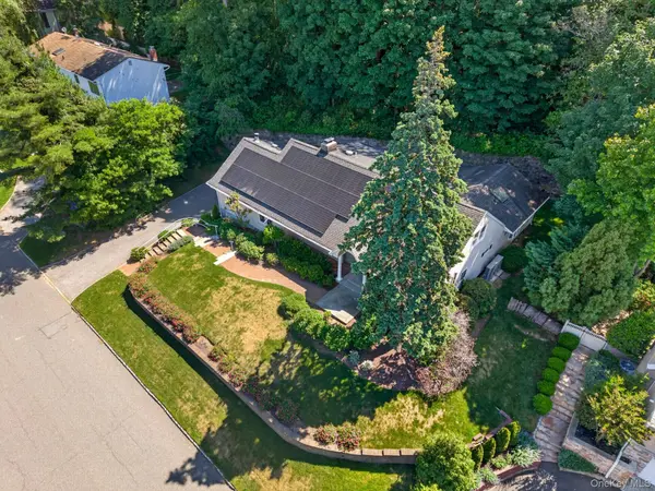 125 Mimosa DR, East Hills, NY 11576