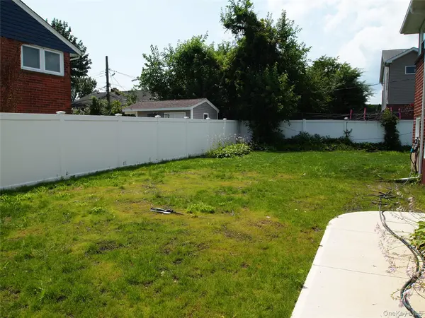 9 N Walnut PL, Massapequa, NY 11758