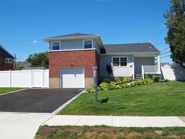 9 N Walnut PL, Massapequa, NY 11758