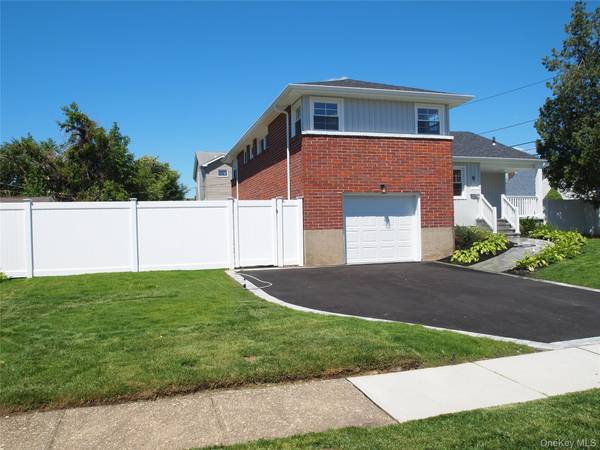 9 N Walnut PL, Massapequa, NY 11758