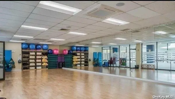 2 Bay Club DR #6G, Bayside, NY 11360