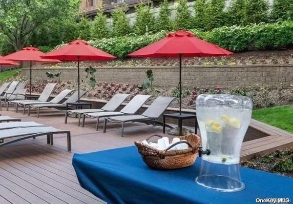 2 Bay Club DR #6G, Bayside, NY 11360