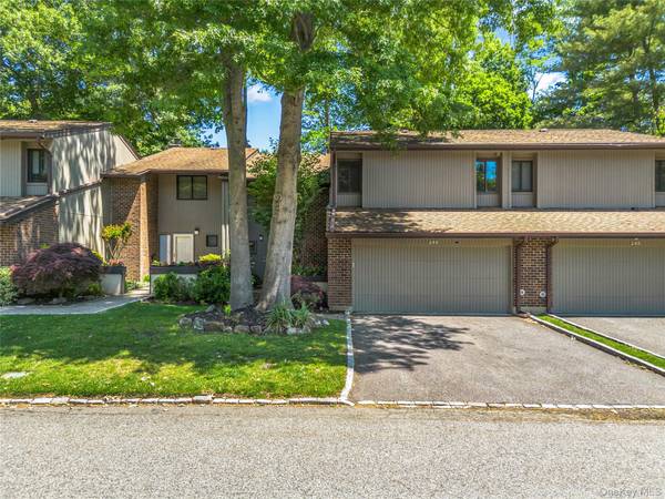 246 Hamlet DR, Jericho, NY 11753