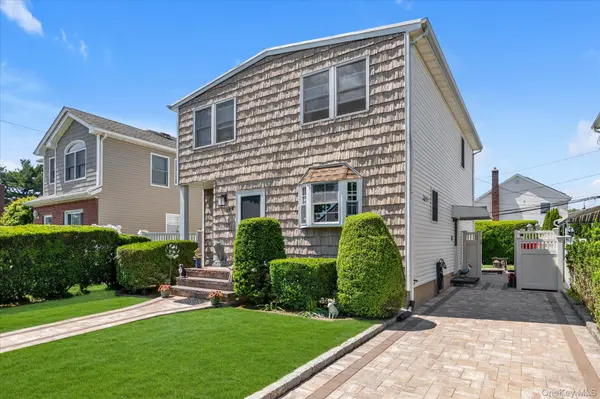 206 Arlington ST, Mineola, NY 11501
