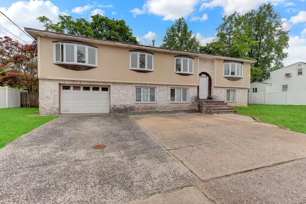 41 Fremont ST, Lindenhurst, NY 11757