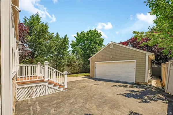 20 Woods PL, Rockville Centre, NY 11570