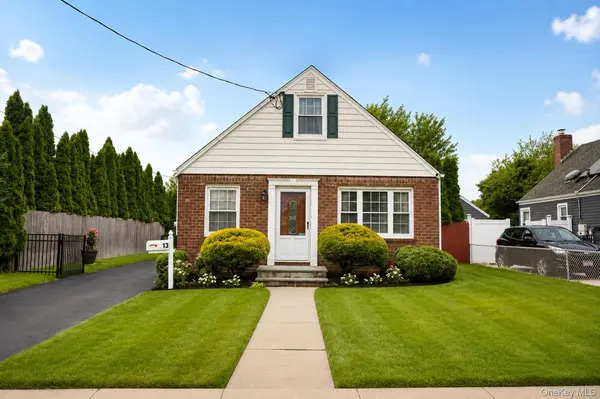 13 Gerald AVE, Hicksville, NY 11801