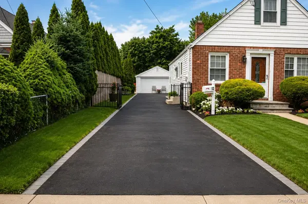 13 Gerald AVE, Hicksville, NY 11801
