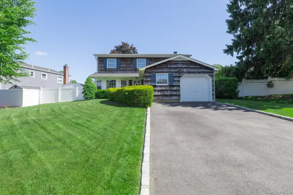 29 Beaumont LN, Lake Grove, NY 11755